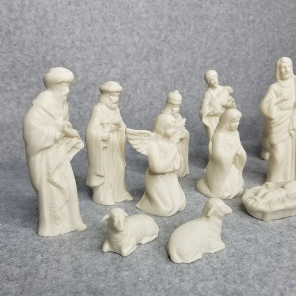 Maryetta Fine Porcelain 13pc Nativity Set Christmas Nativity Holiday Decor White - Picture 4 of 8